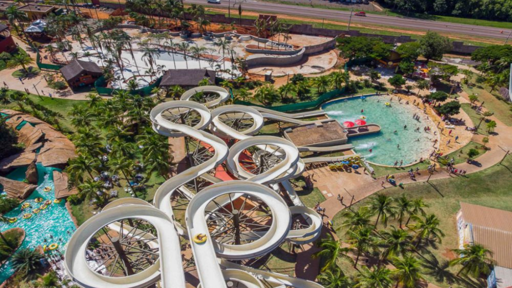 Com o Celebration Resort Olímpia, aproveite o melhor parque aquático da região.
