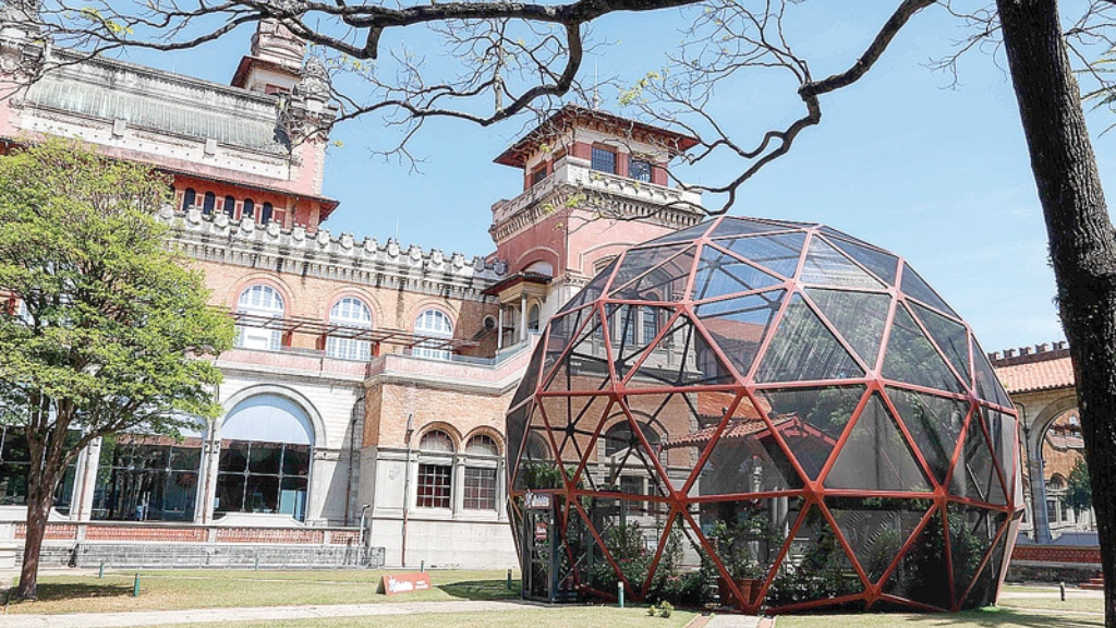 Museu interativo que encanta todas as idades com ciência e diversão prática.