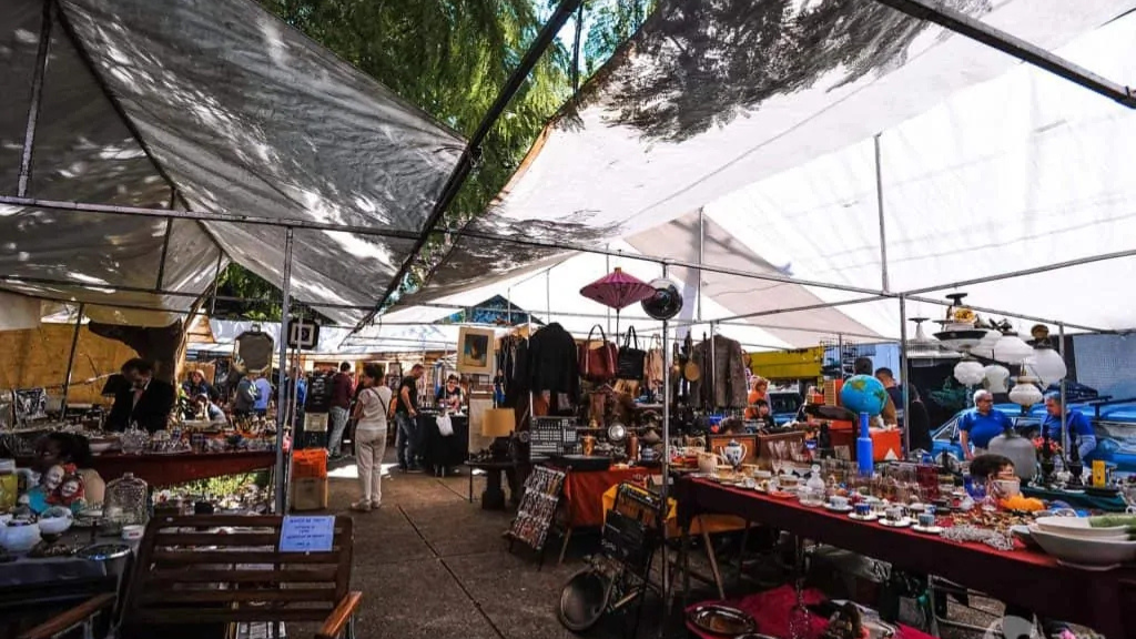 Feira de antiguidades, música ao vivo e achados únicos em Pinheiros.