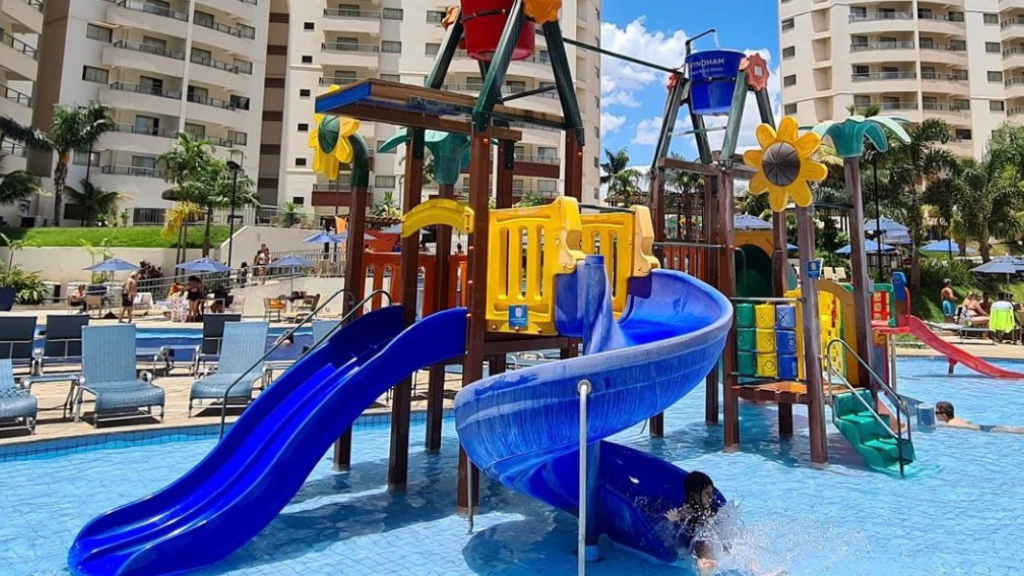 As crianças se divertem na brinquedoteca e no playground do Wyndham Olímpia.